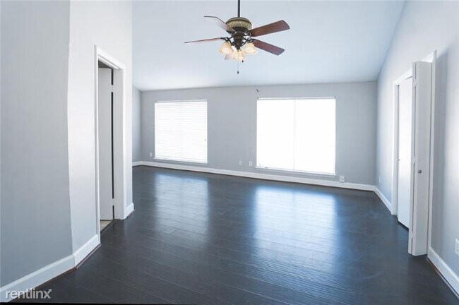 Building Photo - 3 br, 3 bath Townhome - 211 N Park Dr