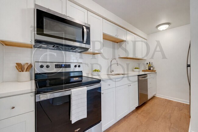 Foto del edificio - Avail July 1: 2BR Apt in Crafton, 1 Off Street Parking, AC, W/D included, Quartz Countertops, DW,...