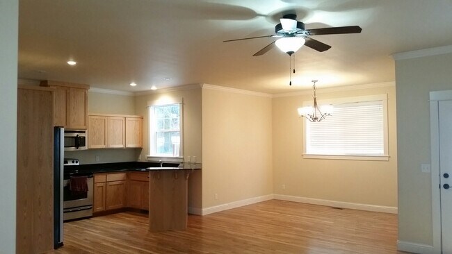 Building Photo - 647 SW Center St