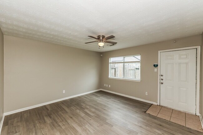 Foto del edificio - 814 Forest Ivy Ln
