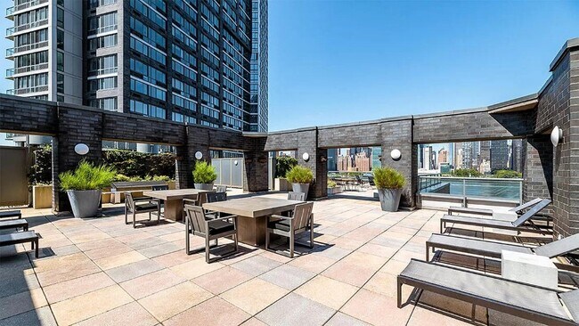 Foto del edificio - 4720 Center Blvd