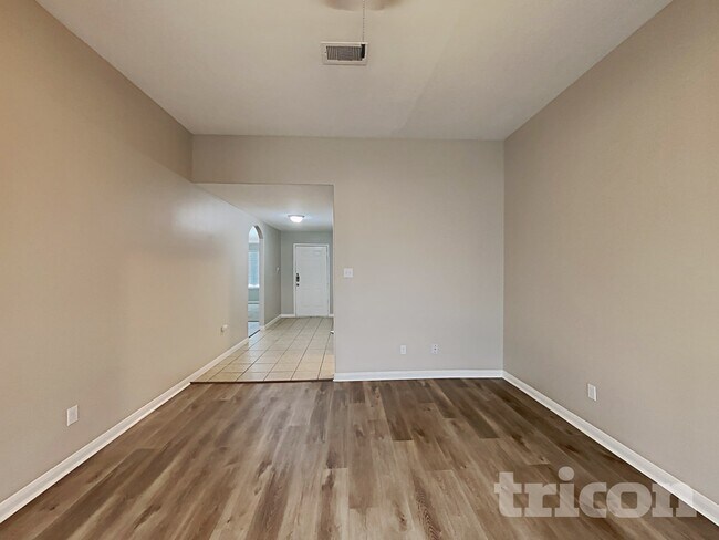 Foto del edificio - 815 Marigold Rd