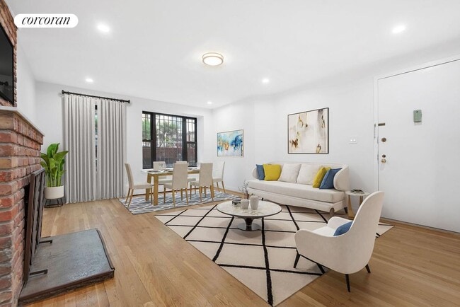 Building Photo - 250 W 74th St