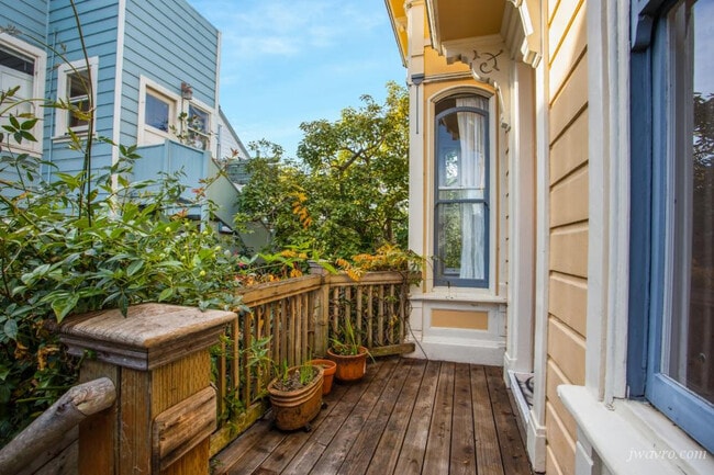 Building Photo - 372 27th St