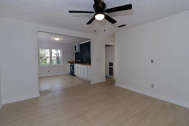 Foto del edificio - CUTE COZY HOME READY FOR RENT FROM MAY 10TH!