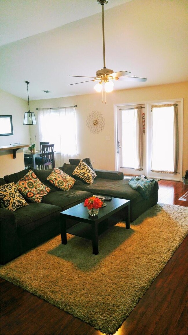 Foto del edificio - 34 Twin Oaks Pl
