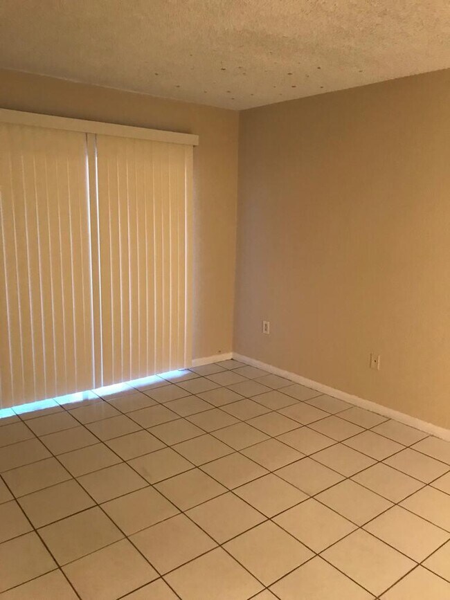 Foto del edificio - 6620 W 2nd Ct