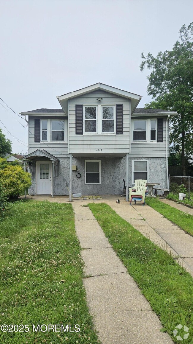 Building Photo - 1213 7th Ave