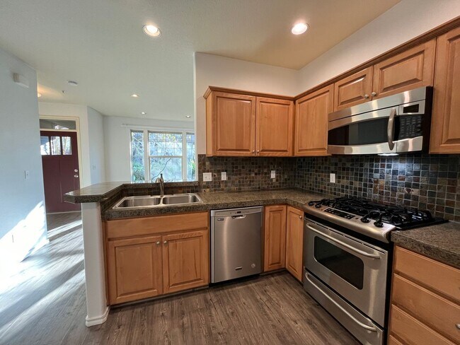 Foto del edificio - Cozy 3 Bed 2.5 Bath Townhouse in Bethany n...