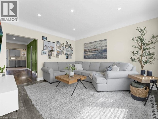 Photo du bâtiment - 380 MacNab St N