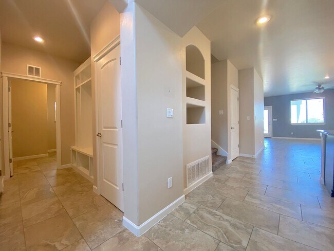 Building Photo - Gorgeous 4bed/3.5bath with 2 Master Bedrooms!