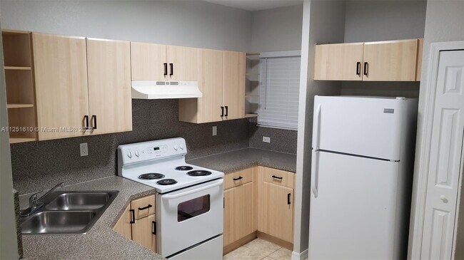 Building Photo - 830 SW 6th Ct