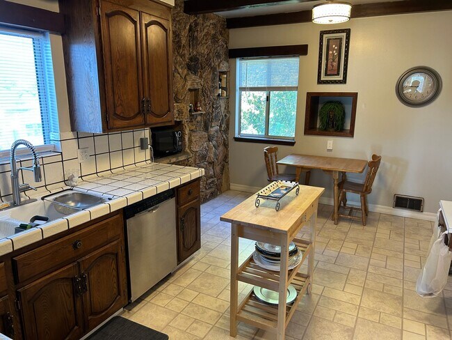 Foto del edificio - Bright & Spacious 3BR/2BA Home Overlooking Avalon Park – Furnished or Unfurnished- For Rent