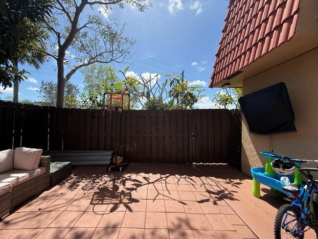 Building Photo - 8182 Thames Blvd