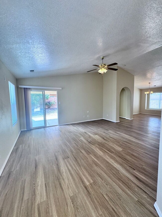 Foto del edificio - 3 bed 2 bath home in Los Lunas