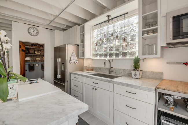 Building Photo - 446 Sherman Canal