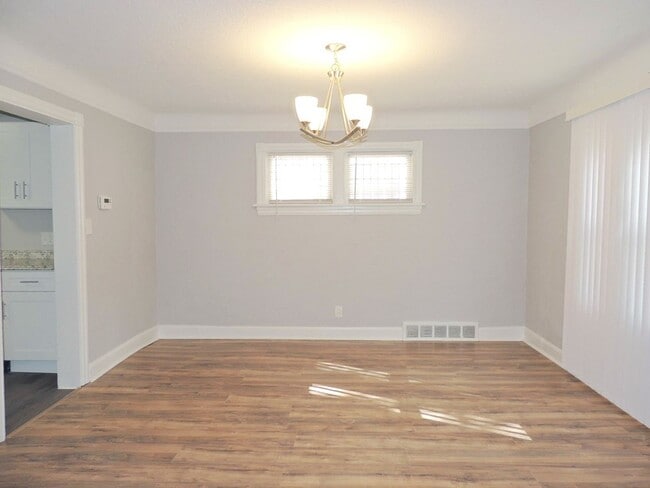 Building Photo - Super Awesome 3 Bedroom 1 Bathroom Colonia...