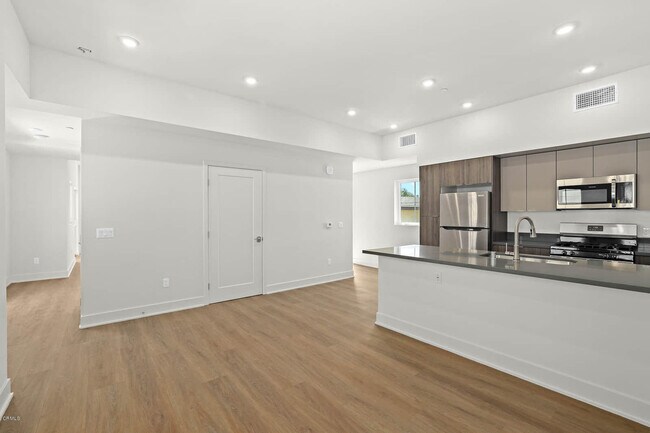Building Photo - 840 N Fair Oaks Ave