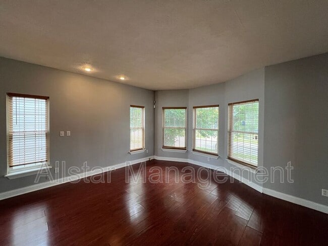 Building Photo - 10631 Englewood Ave