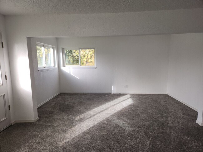 Building Photo - 3bedroom 2bath House