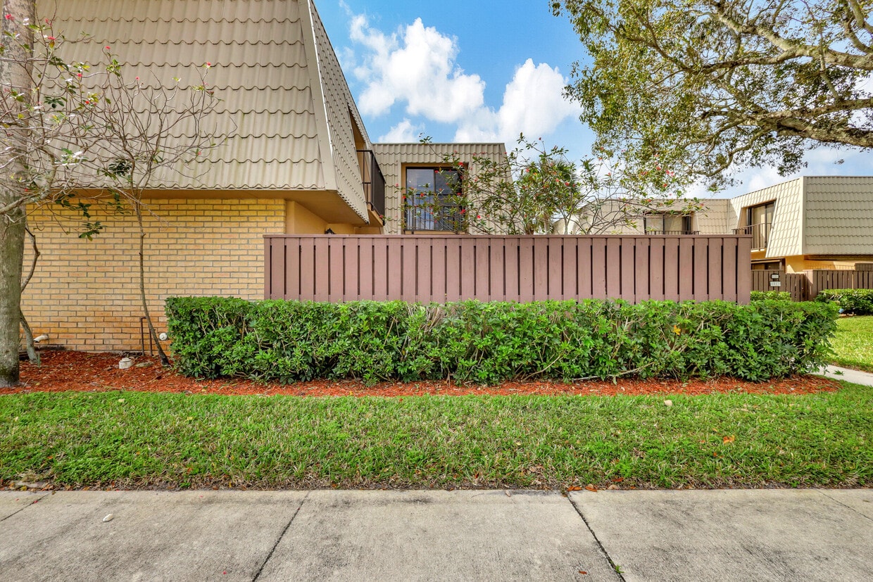 6401 64th Way, West Palm Beach, FL 33409 Townhome Rentals in West