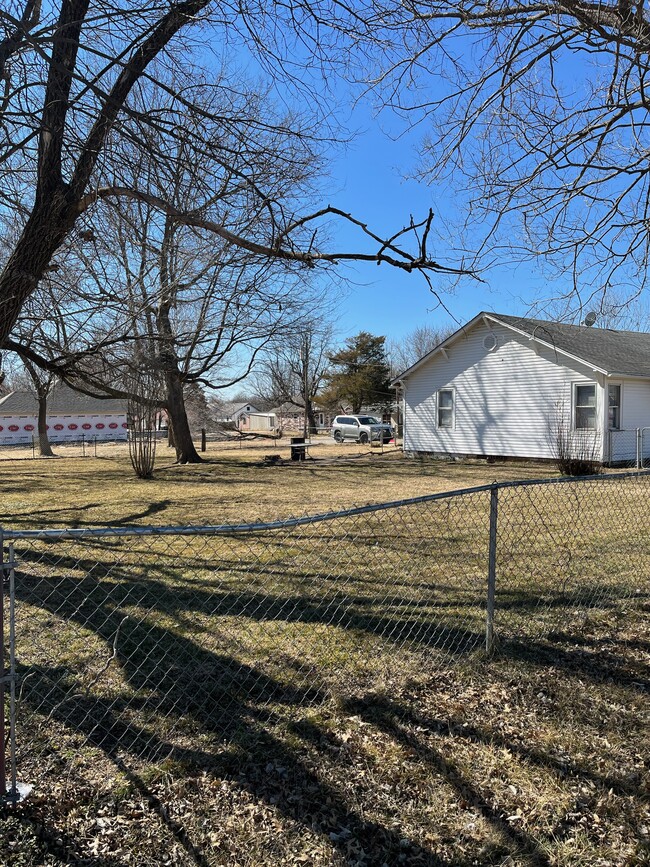 Building Photo - 402 E Pine St