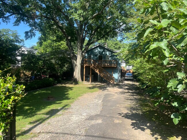 Área trasera de la casa y zona de aparcamiento - 1732 Ridgeway Ave NW