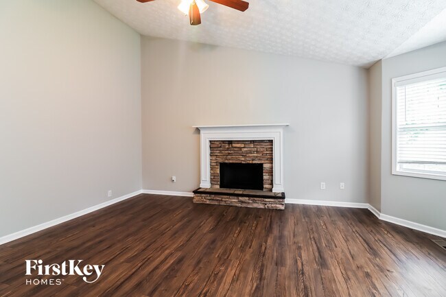 Foto del edificio - 358 Farm Brook Ln