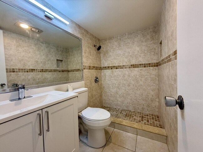 Building Photo - 305 Camden M