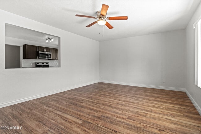 Building Photo - 2122 W Solano Dr