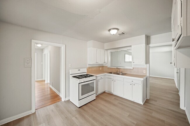Foto del edificio - 5830 Glenhurst Dr