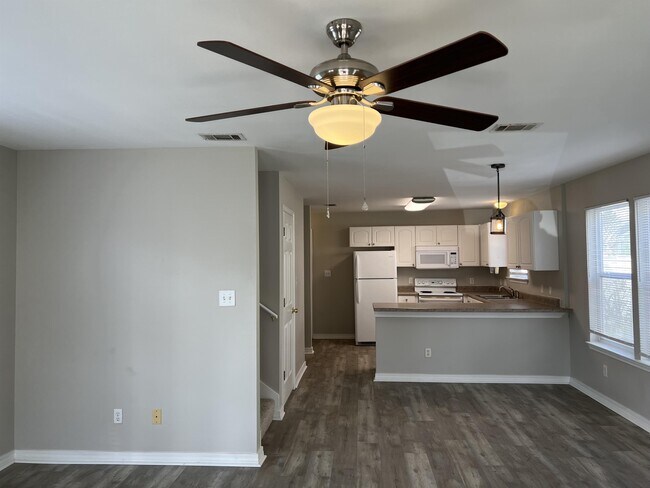 Building Photo - 9 Lantana Ct