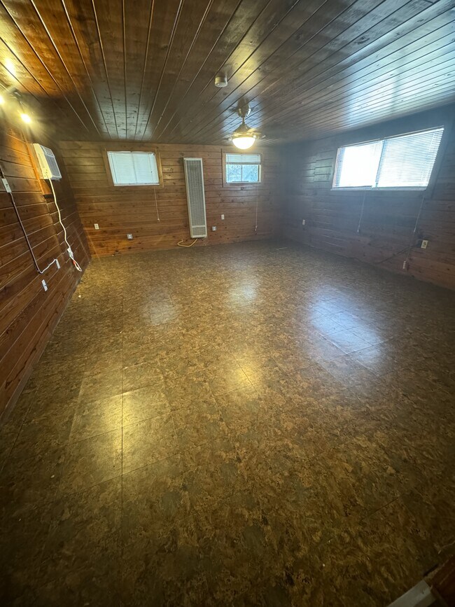 Building Photo - 405 N Burleson St