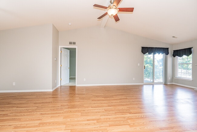 Foto del edificio - 5681 Pine Aires Dr