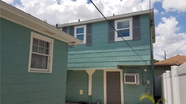 Apartamentos de planta baja y planta alta - 2115 W Cass St