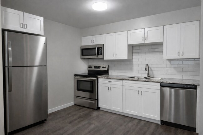 Building Photo - Updated 2 Bedroom 1 Bathroom Apartment!