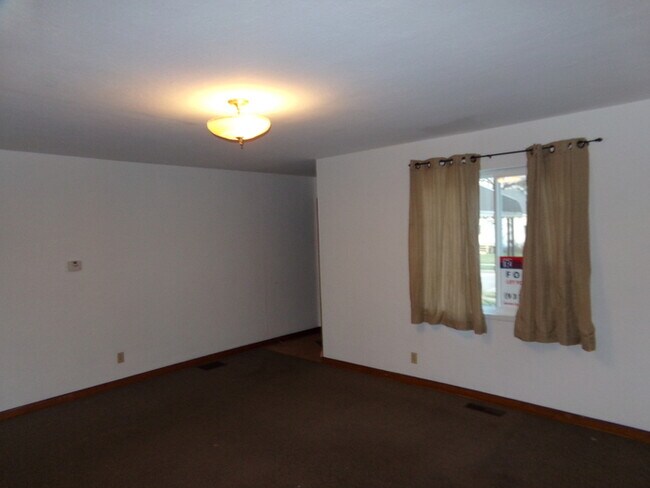Building Photo - Clean 2 Bed 1 Bath Fairborn Home!