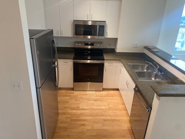 Building Photo - Epic REA/Azari PM - Amazing Renovated 1 be...