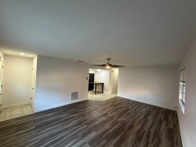 Building Photo - 3010 Catherine Dr