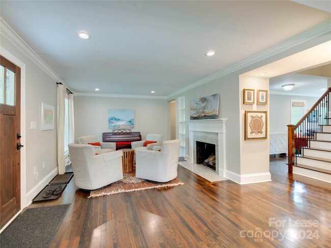 Foto del edificio - 823 Sedgefield Rd