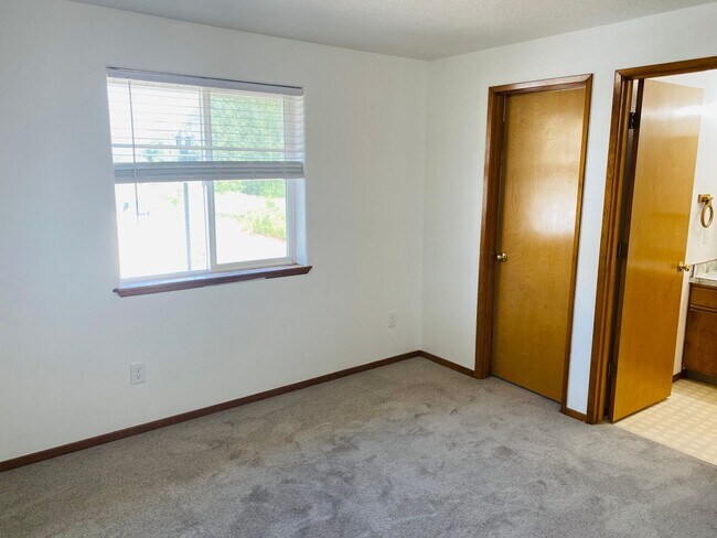 Foto del edificio - Freshly updated TH unit with private back ...