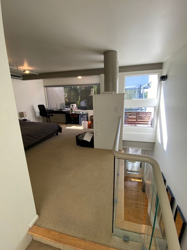 Building Photo - Amazing Shadyside Townhouse with two full bathrooms, off street parking and Central Air!!