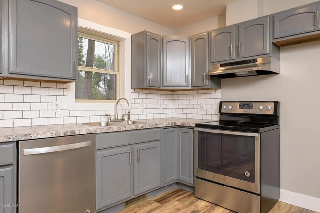Building Photo - Spacious 3BR Duplex with Finished Basement & 2-Car Garage in Otsego