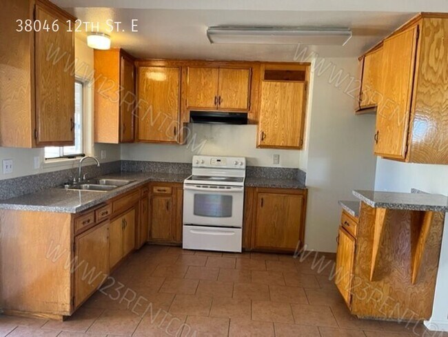 Foto del edificio - 38046 12th St E