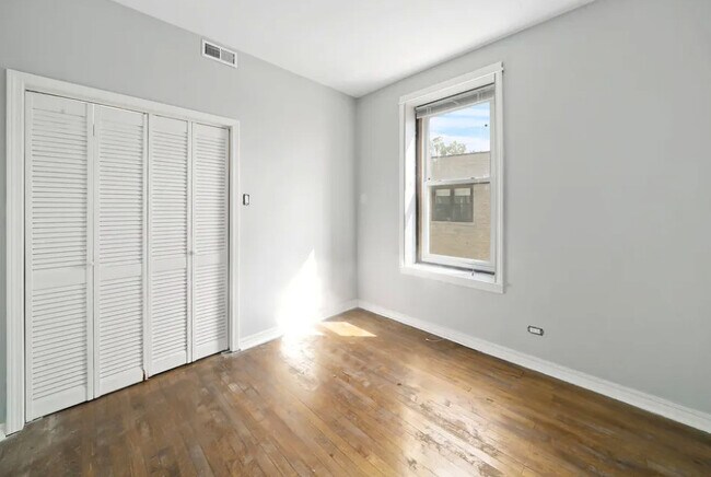 Foto del edificio - 2544 N Harding Ave