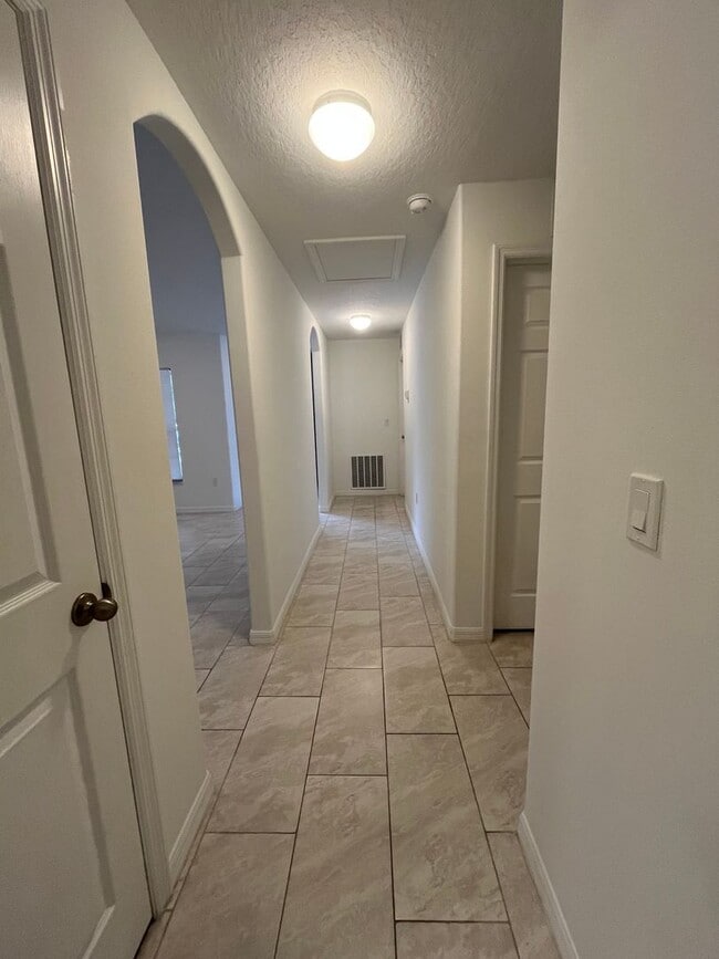 Building Photo - NEWER Duplex 4 Bed 2 bath on Cul-de-sac!!!