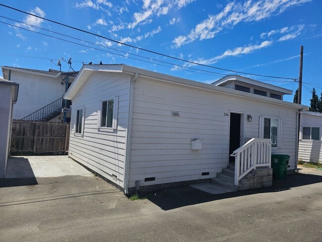Building Photo - Move-In Ready! A Bright & Open Designer Co...