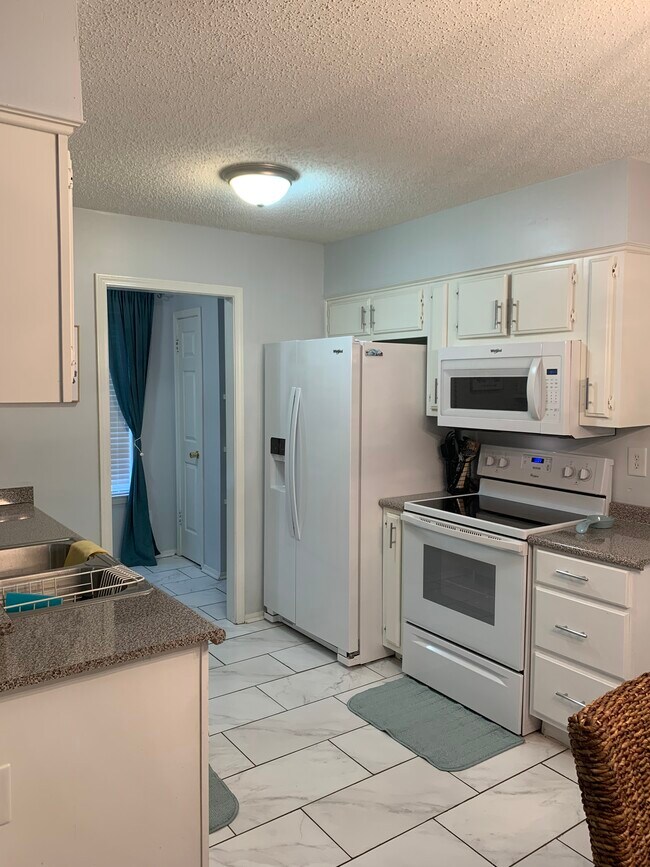 Building Photo - 4585 Summer Creek N