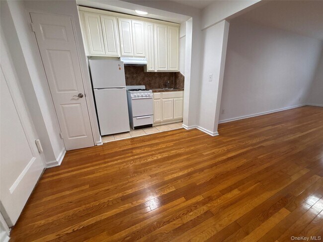 Foto del edificio - 50 S Middle Neck Rd