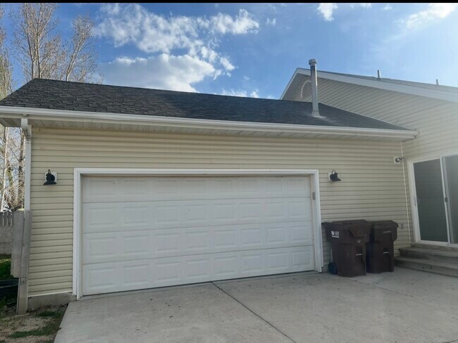 Building Photo - 4146 NE Pinion Cir
